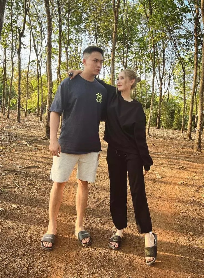 Dù không sống cạnh nhau nhưng Xoài Non và anh trai thân thiết với nhau. Cô nàng cũng xăm chữ cái đầu tiên trong tên anh trai lên người.