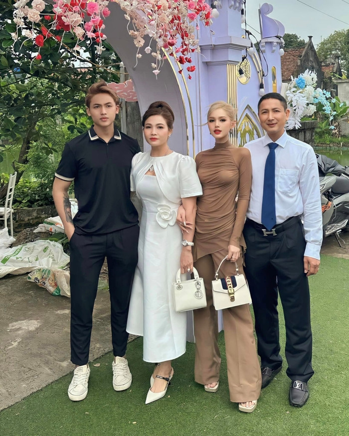 Anh trai ruột đã xăm hình Xoài Non lên cánh tay.