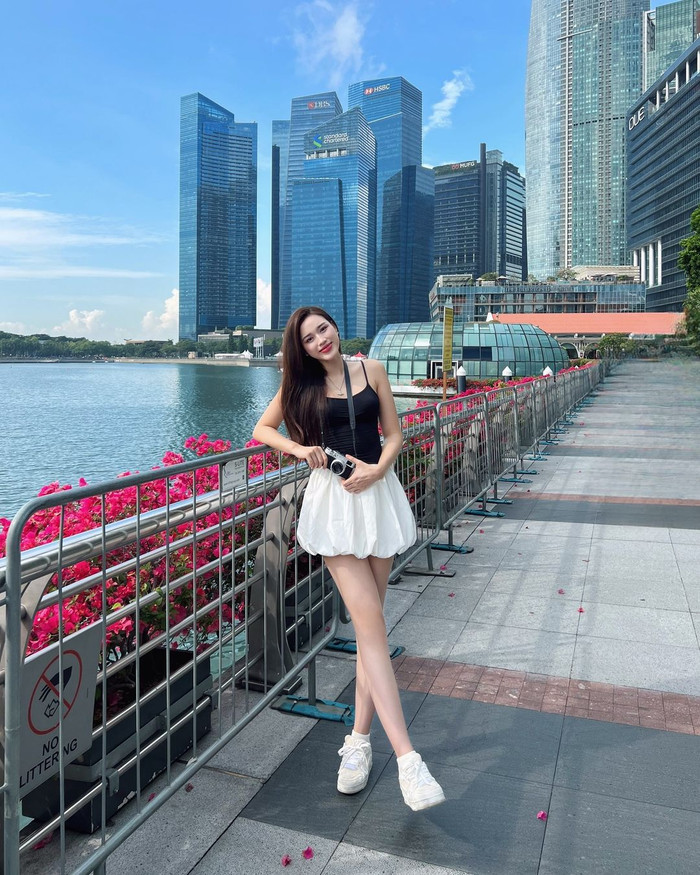 Đỗ Thị Hà đăng tải hình ảnh 'thả dáng' tại Singapore. Nàng hậu diện trang phục đơn giản, năng động toát lên nét đẹp rạng rỡ, tươi tắn. Đặc biệt, Đỗ Thị Hà còn khéo léo khoe đôi chân dài miên man cùng làn da trắng mịn, không chút tì vết. Đây được đánh giá chính là ưu điểm giúp Đỗ Thị Hà luôn toả sáng rực rỡ trong mỗi lần xuất hiện.