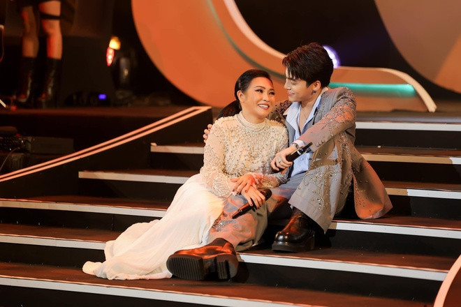 Phương Thanh và MONO trên sân khấu.