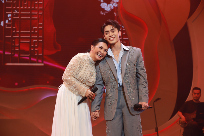 Phương Thanh và MONO tình tứ trên sân khấu.