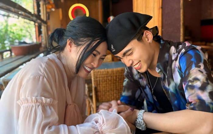 Cả hai gặp gỡ nhau lần đầu tại một quán cà phê ở TP HCM.