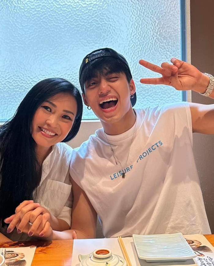 Mới đây, mạng xã hội xôn xao về mối quan hệ thân thiết giữa Phương Thanh và ca sĩ trẻ MONO. Nhiều người bày tỏ sự tò mò, không biết vẻ đẹp của chàng trai này thế nào mà khiến “chị Chanh” nhà ta hết lời khen ngợi.