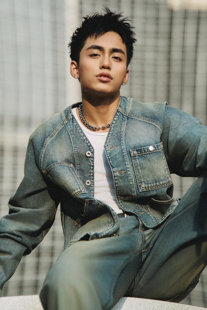 Không chỉ có nhan sắc, MONO còn biết cách tôn lên vẻ đẹp của bản thân qua phong cách thời trang đẳng cấp. Nam ca sĩ luôn cập nhật những xu hướng thời trang mới nhất và biến chúng thành phong cách riêng.