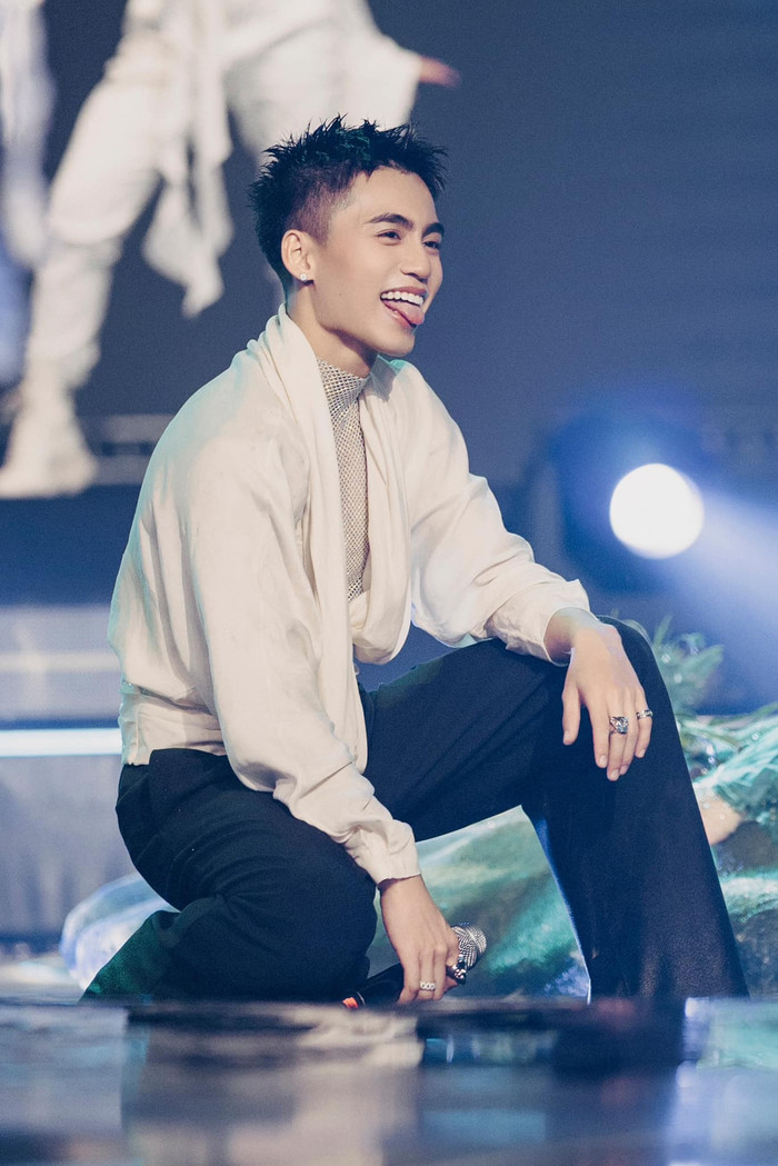  Làn da trắng mịn, không tì vết cùng nụ cười tỏa nắng của MONO cũng ấn tượng mạnh mẽ, khiến người đối diện không thể rời mắt.