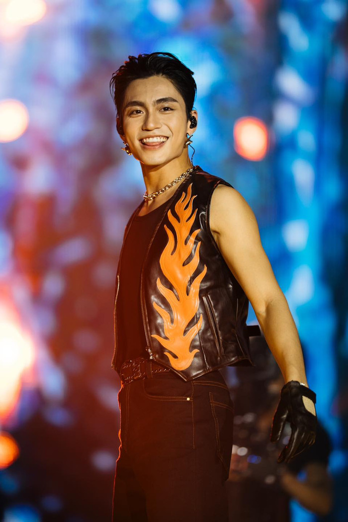 Ca sĩ MONO, tên thật là Nguyễn Việt Hoàng (sinh năm 2000), không chỉ nổi tiếng với tài năng âm nhạc vượt trội, mà còn ấn tượng bởi nhan sắc cuốn hút và phong cách thời trang đẳng cấp. 