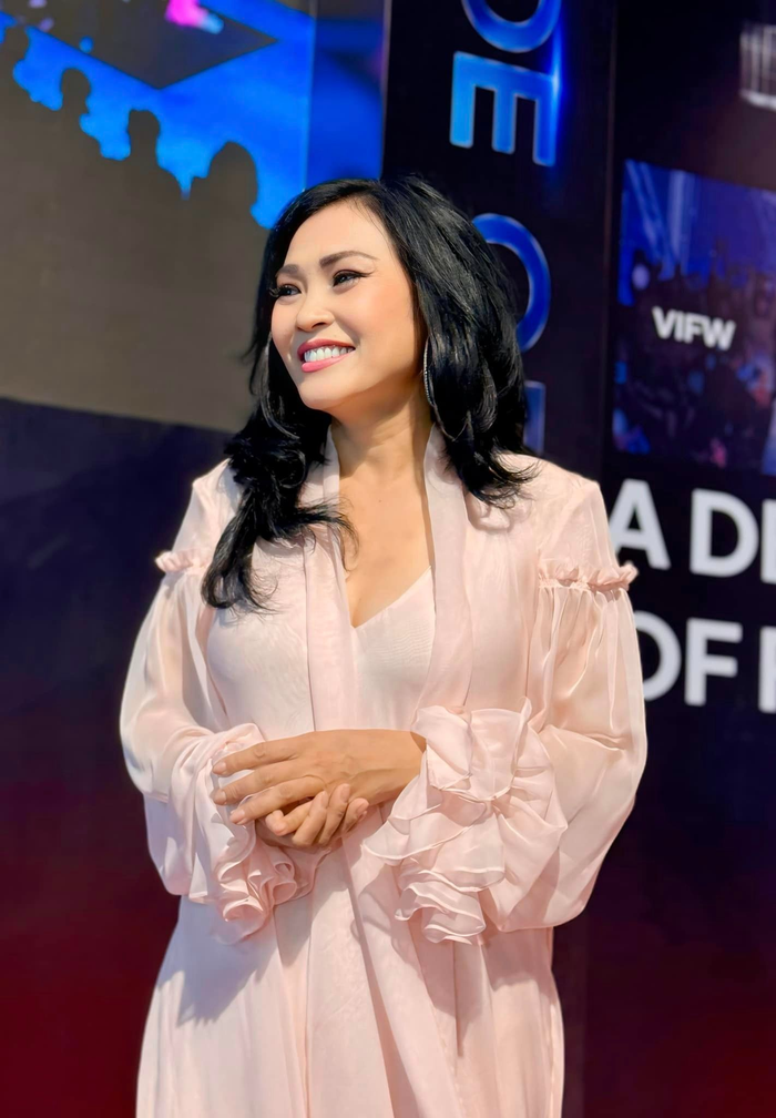 Dù bước sang hàng U60, Phương Thanh vẫn giữ được được mái tóc đen tuyền, óng ánh có độ mượt đáng ganh tị. 