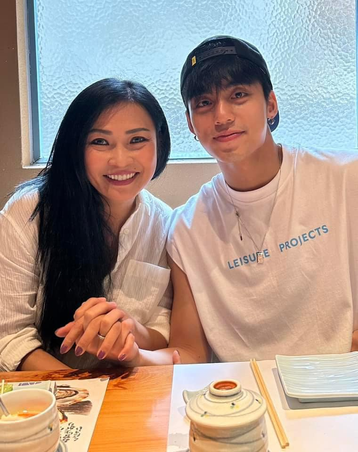 Mới đây, Phương Thanh gây xôn khi đăng tải hình ảnh tình tứ bên cạnh MONO - em trai Sơn Tùng. Cả hai nắm tay thân thiết thể hiện tình cảm trước ống kính khiến từ khóa 'Phương Thanh hẹn hò MONO' trở thành hot search. Tuy nhiên, sau đó nữ ca sĩ đã lên tiếng giải thích về bức ảnh, cả hai chỉ đăng ảnh kỷ niệm 2 năm hợp tác với nhau. 