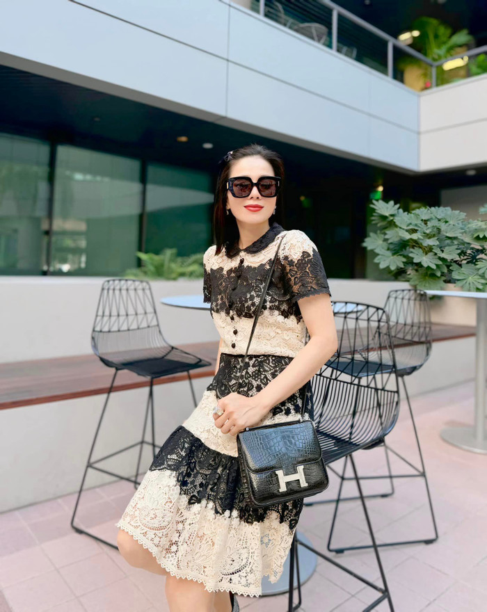 Lệ Quyên thường xuyên khoe ảnh diện 'cây đồ hiệu' sang chảnh hoặc bikini nhỏ xíu khiến dân tình không khỏi trầm trồ. 