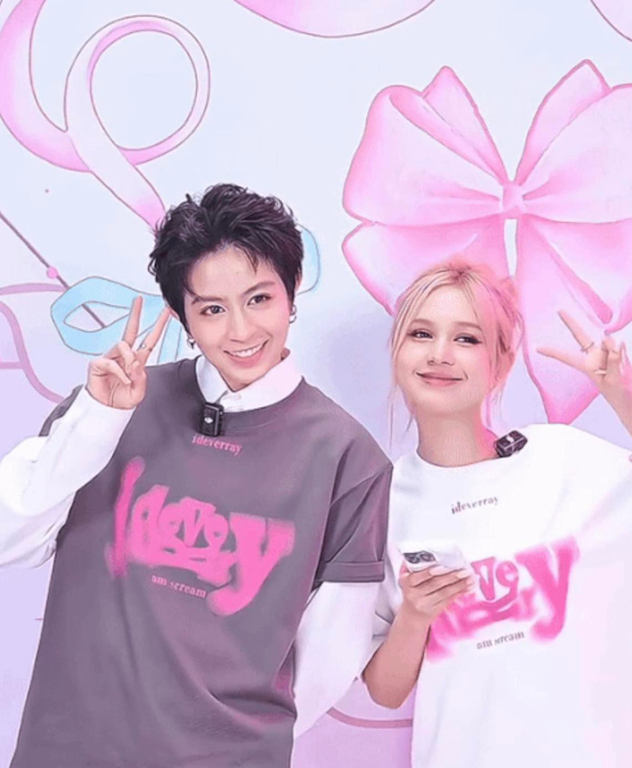 Gil Lê và Xoài Non dành cho nhiều cử chỉ tình tứ trên sóng livestream. Cả hai gọi nhau bằng biệt danh thân mật là 'hàng xóm' và 'bé Xoài'. 