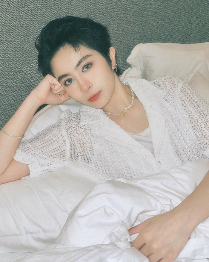 Gil Lê đăng tải bức ảnh bản thân sau khi bị tóm dính 'khoá môi' Xoài Non. 