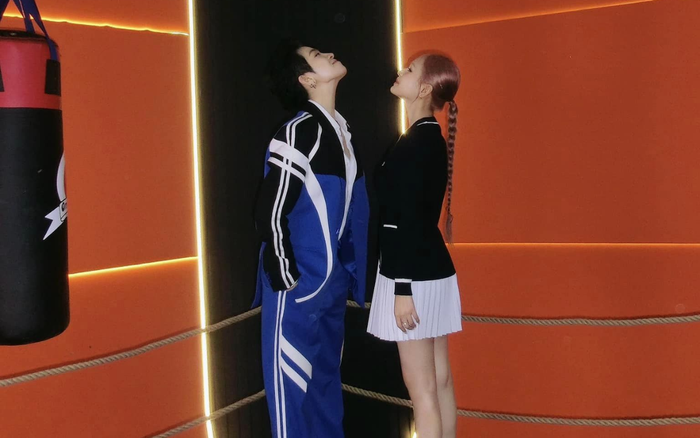 Xoài Non và Gil Lê thoải mái trêu đùa khi ở cạnh nhau. Ảnh: FBNV