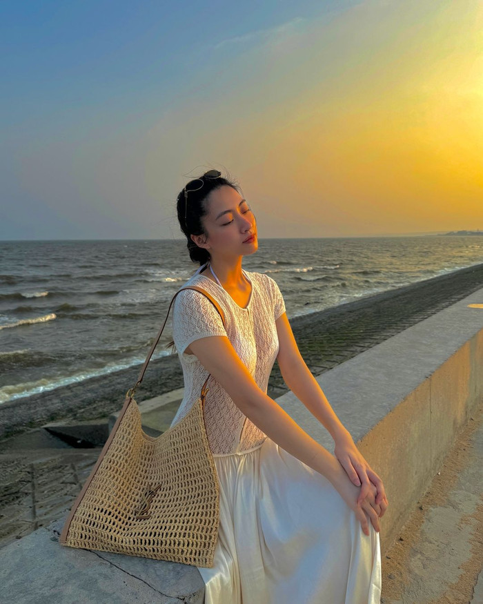 Bên cạnh bộ trang phục tinh tế, chiếc túi được Hoa hậu Lương Thùy Linh lựa chọn cũng là một điểm nhấn đáng chú ý. Được biết, chiếc túi đến từ thương hiệu Yves Saint Laurent thuộc dòng Raffia Shoulder Bag Natural với mức giá gần 60 triệu VNĐ.