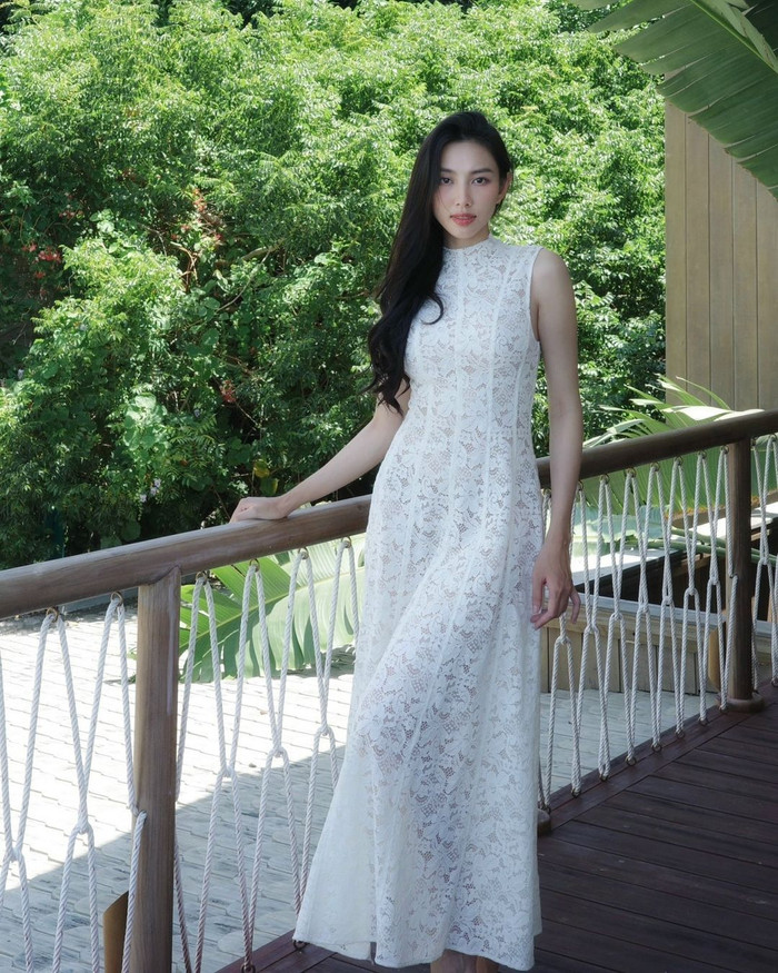 Từ 'miss cut out', không ngại diện váy áo cắt xẻ, táo bạo, Thùy Tiên chuyển hướng hình ảnh rõ rệt. Thời gian gần đây, nàng hậu vẫn theo đuổi hình ảnh quyến rũ nhưng phần nào tiết chế hơn thông qua việc 'lăng xê' phong cách thời trang xuyên thấu. Trong loạt ảnh mới nhất, cô diện mẫu váy dài mang tông màu trắng chủ đạo, chất liệu ren để lấp ló vóc dáng chuẩn chỉnh. Thùy Tiên kết hợp cùng kiểu trang điểm nhẹ nhàng cùng mái tóc uốn bồng bềnh, gợn sóng.