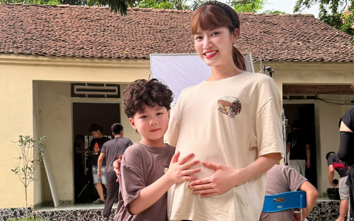 'Bạn gái' Đình Tú khoe bụng bầu lùm lùm Ảnh 2
