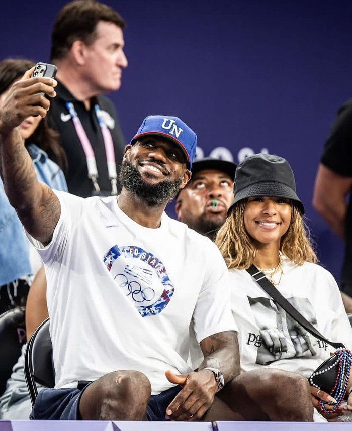 Savannah Jame mà một nửa xinh đẹp và hoàn hảo của cầu thủ bóng rổ vĩ đại nhất nước Mỹ - LeBron James. Nàng WAG 'bí ẩn' này đã đến Paris để cổ vũ chồng, bởi đây là lần cuối cùng nam cầu thủ tham gia Olympic. Xuất hiện tại đây, Savannah ăn vận không quá cầu kỳ, nhưng vẫn rất thu hút với vẻ đẹp cá tính.  