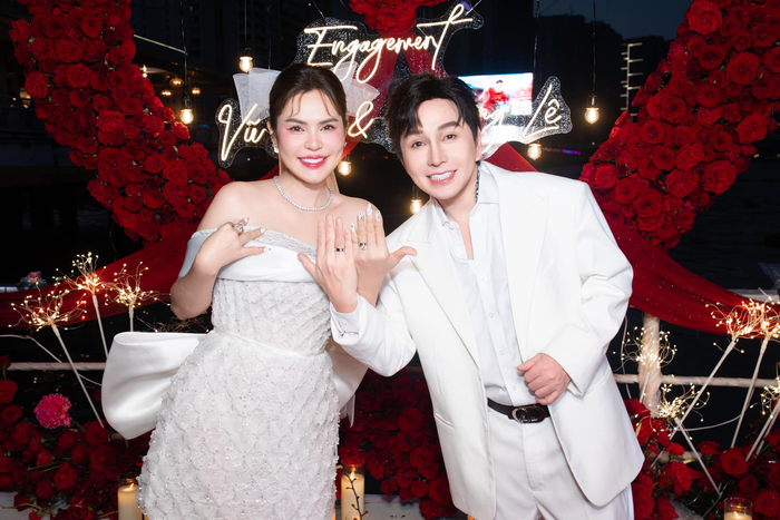 Vũ Luân ôm cứng Phương Lê khi hát trên sân khấu Ảnh 1