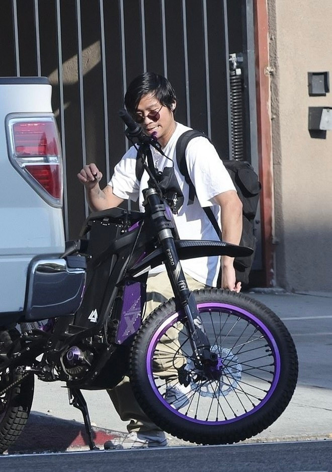 Pax Thiên từ chối lời hỏi thăm cũng như sự liên lạc của bố nuôi.