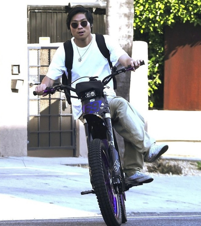 Pax Thiên đã phải nhập viện sau tai nạn tông xe đạp điện vào một chiếc ô tô trên đường phố đông đúc của Los Angeles - Mỹ.