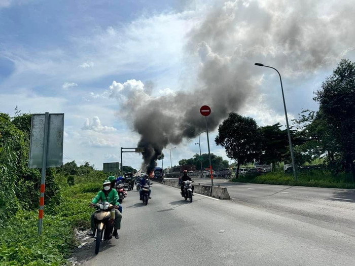 Các phương tiện bốc cháy kéo theo cột khói đen.
