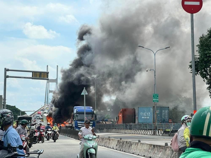 Vụ việc khiến một số xe bị bốc cháy.