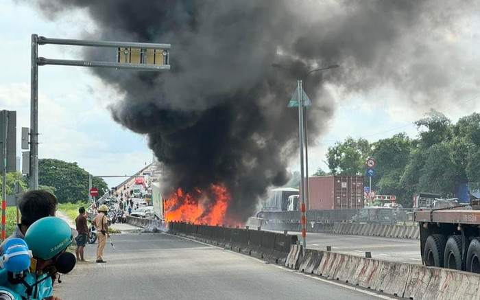 Tai nạn liên hoàn trên cầu Phú Mỹ, chục ô tô tông nhau, bốc cháy ngùn ngụt Ảnh 2