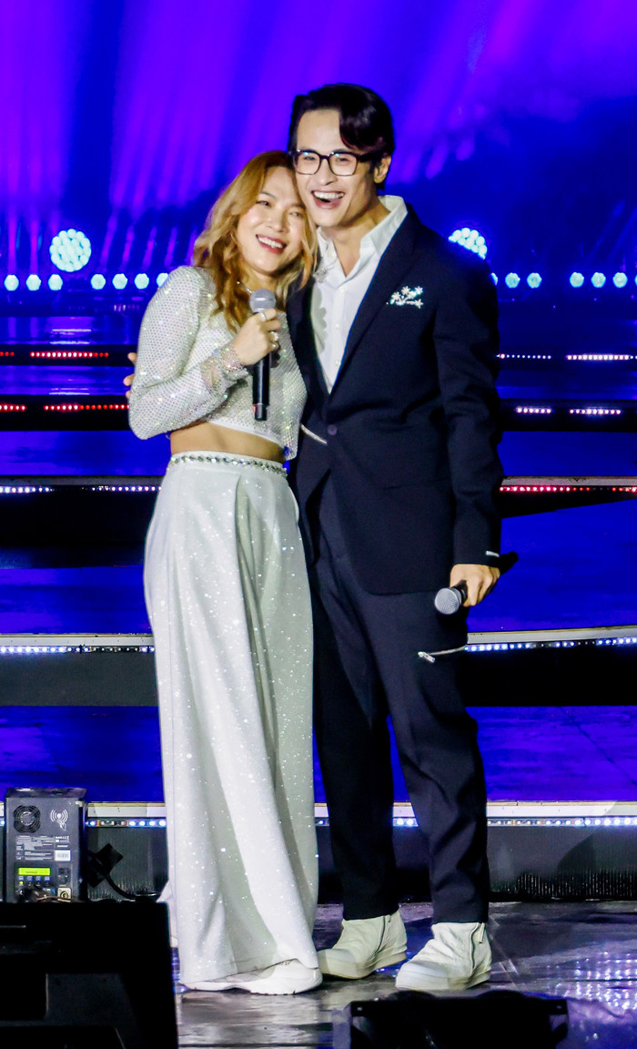 Bấn loạn khoảnh khắc Hà Anh Tuấn xem Mỹ Tâm biểu diễn dưới sân khấu Ảnh 1