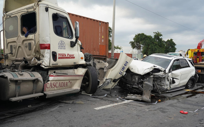 Cận cảnh hiện trường vụ tai nạn liên hoàn trên cầu Phú Mỹ Ảnh 2