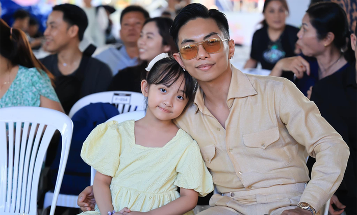 Phan Hiển bên con gái. 