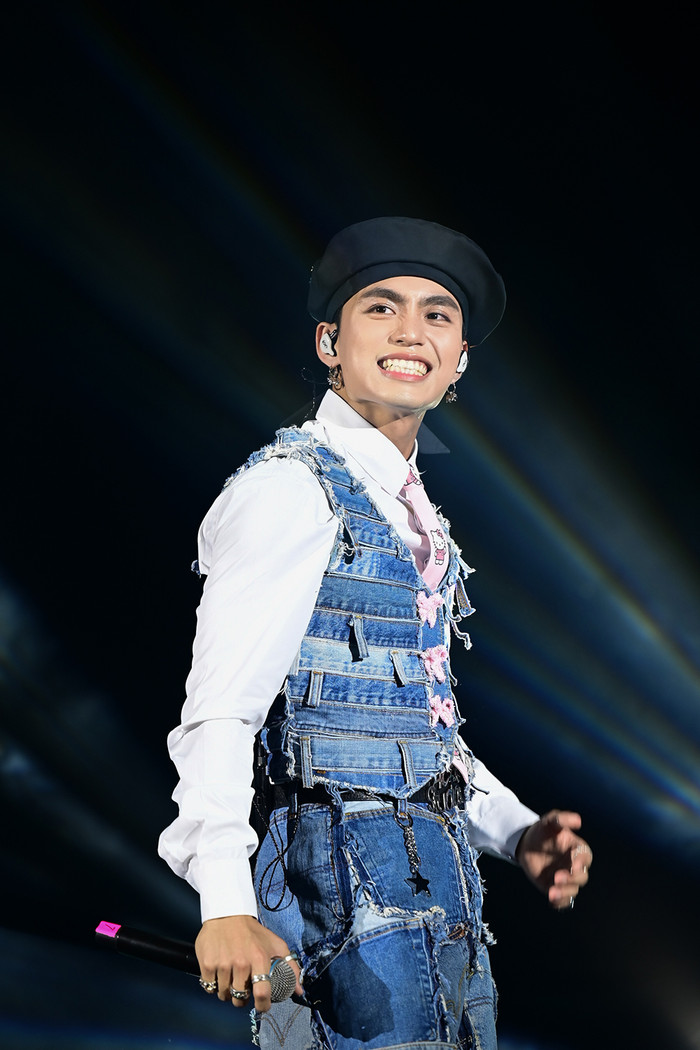 Màn trình diễn của MONO đã khiến sân khấu bùng nổ, hàng nghìn sinh viên CĐ FPT Polytechnic hò reo, phấn khích