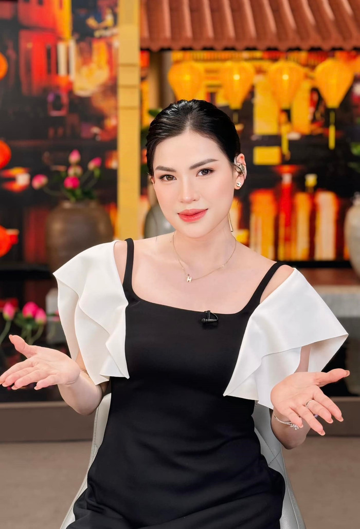 Hình ảnh Võ Hà Linh tại phiên livestream ngày 8/8 vừa qua