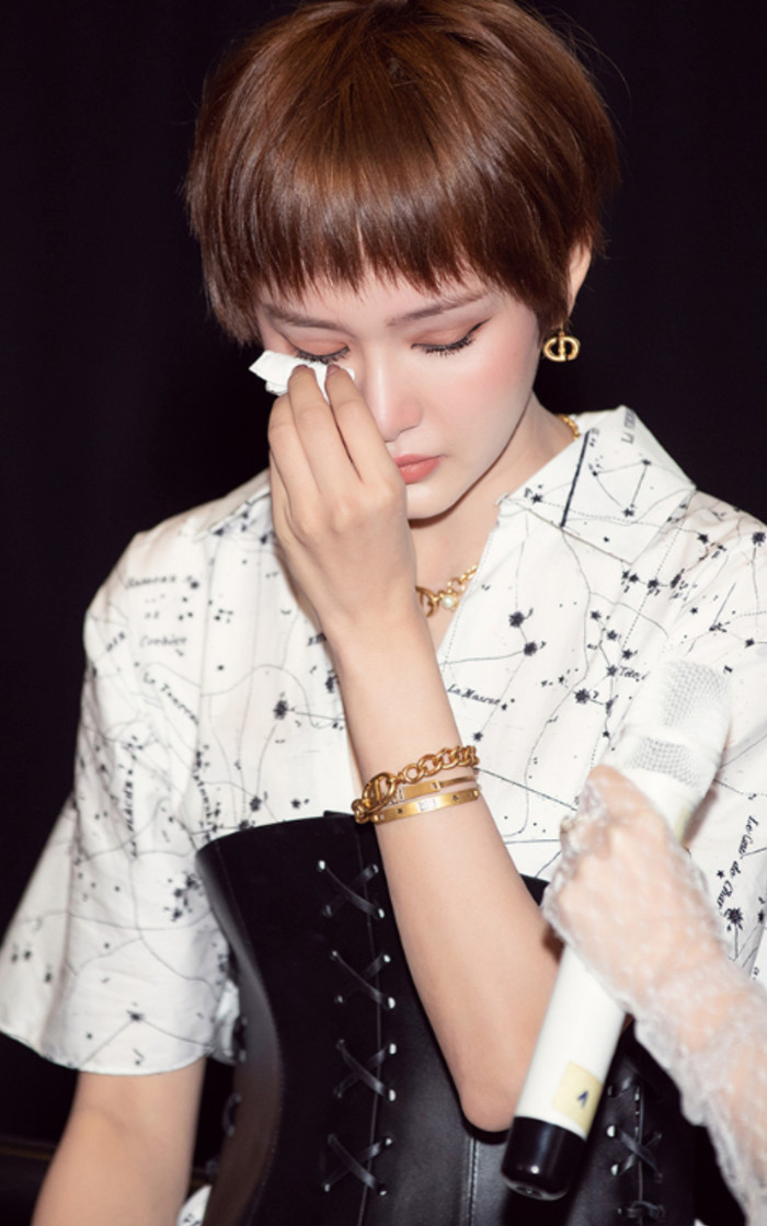 Hiền Hồ từng bật khóc nức nở, lên tiếng xin lỗi sau ồn ào đời tư vào năm 2021. 