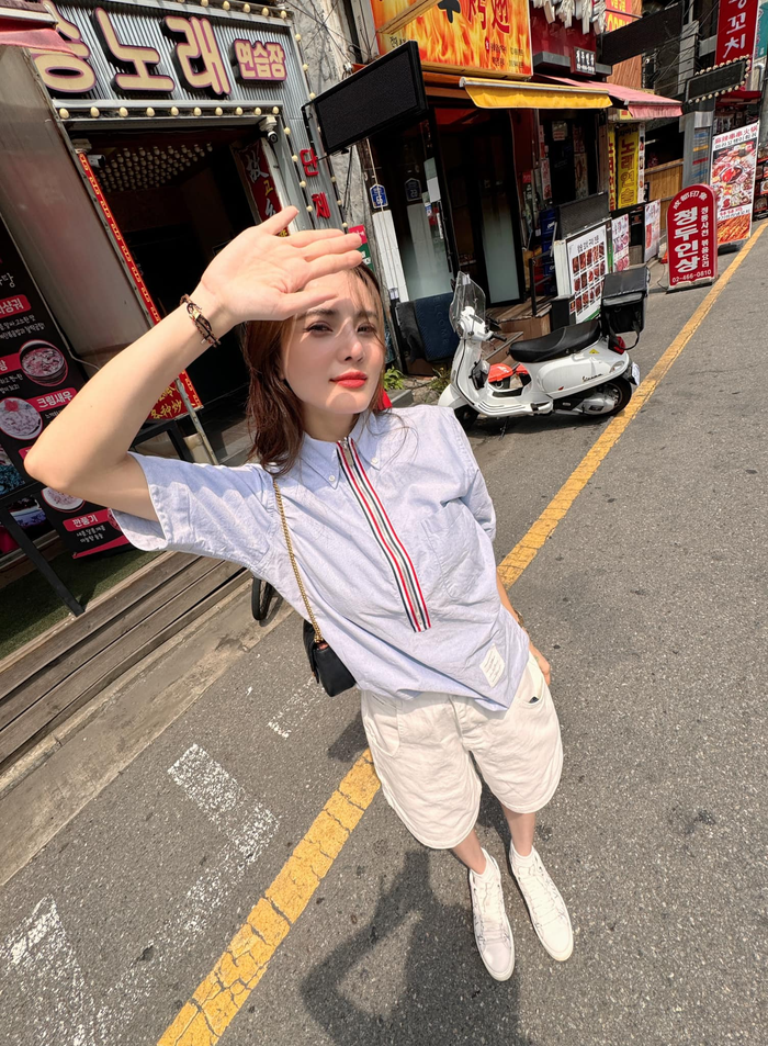 Dù sống độc thân, trên trang cá nhân của em gái Công Vinh luôn ngập tràn hình ảnh vui vẻ, rạng rỡ. Cô thường xuyên đi du lịch khắp nơi, check-in tại nhiều nhà hàng sang trọng. 