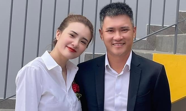 Em gái Công Vinh sinh năm 1989, cao 1m66 có số đo ba vòng 85-58-92 cm. Nữ sinh Thanh lịch Đại học Văn hóa mở rộng (Miss HUC Open 2011). Ban đầu, Khánh Chi có dự định tham gia showbiz nhưng không được anh trai ủng hộ. Đến năm 2014, người đẹp lập gia đình nhưng sớm tan van vỡ vì không hạnh phúc. Sau đó, cô đi Singapore sinh sống. Gần đây, em gái Công Vinh mới trở về TP.HCM. Hiện, người đẹp đang là mẹ đơn thân. 