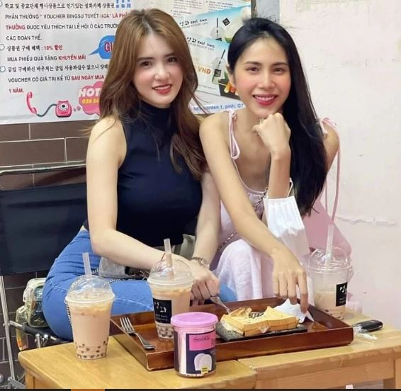 Lê Khánh Chi có mối quan hệ với vợ chồng anh trai. Có thời điểm, người đẹp còn hỗ trợ chị dâu đi diễn show. 