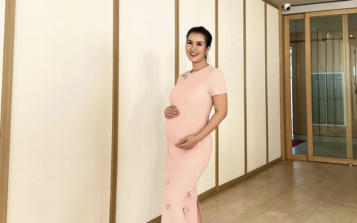 Võ Hạ Trâm tự tin vác bụng bầu đi dự sự kiện. Ảnh: FBNV
