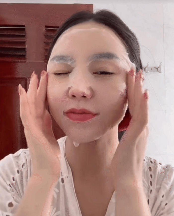 Quỳnh Kool chăm đắp mặt nạ mỗi sáng để sở hữu làn da sáng mịn.