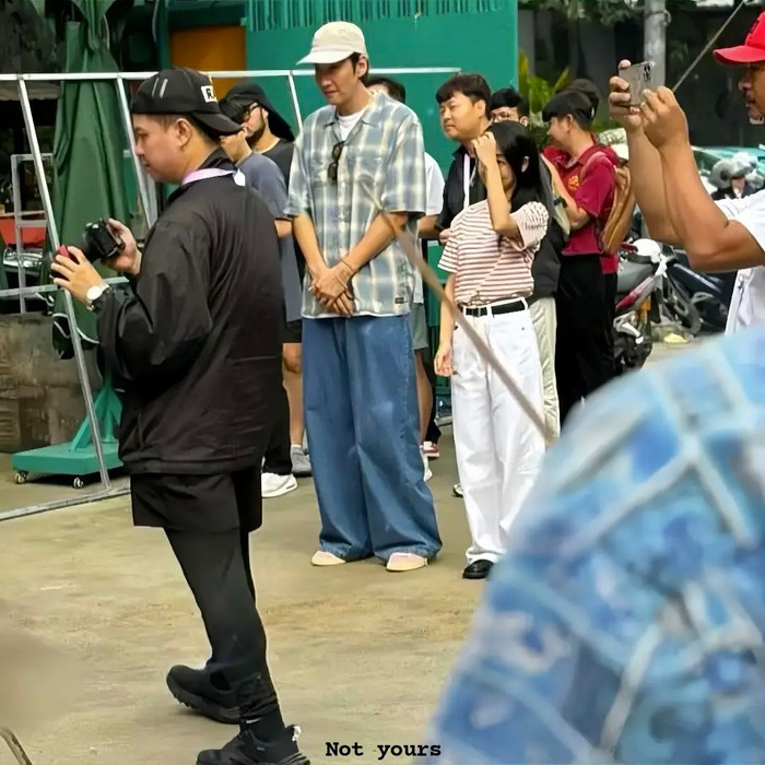 Hình ảnh Hoàng Hà và Lee Kwang Soo ghi hình cho phim mới do người qua đường ghi lại.