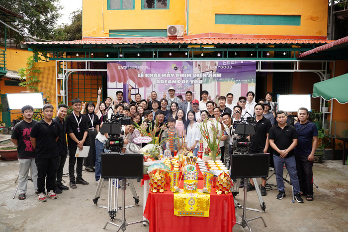 Lee Kwang Soo và Hoàng Hà xuất hiện trong lễ khai máy phim mới tại Việt Nam.