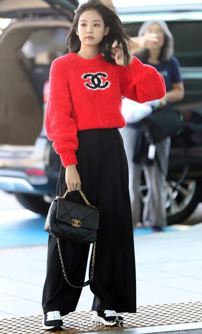 Thời trang sân bay của Jennie cũng truyền cảm hứng lớn đến giới trẻ. Đa phần, những mẫu trang phục được cô lựa chọn trong dịp này thường có form dáng rộng mang đến cảm giác thoải mái trong việc di chuyển. Khi thời tiết trở lạnh, trang phục của Jennie khoác trên người sẽ có chất liệu dày dặn, giữ ấm.