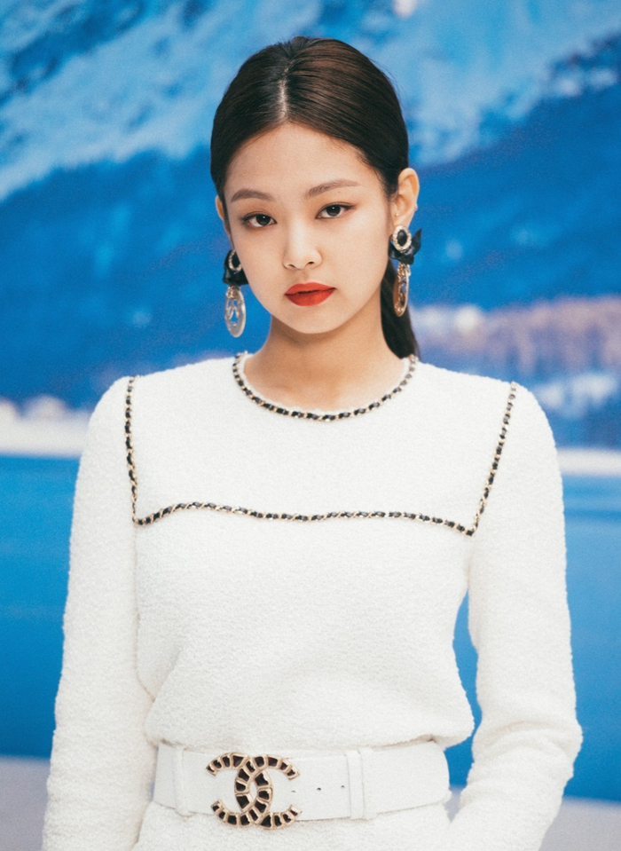 Ngoài hình ảnh nữ idol Kpop, Jennie (BLACKPINK) còn thành công trở thành một trong số những nhân vật có sức ảnh hưởng lớn trên làng thời trang thế giới. Nhờ gu ăn mặc thời thượng, 'chanh xả', những thiết kế được Jennie diện trên người đã tạo nên 'cơn sốt' được chị em săn đón. Thậm chí, một số mẫu váy áo còn nhanh chóng 'cháy hàng' chỉ sau ít phút xuất hiện. Nhờ vậy, Jennie được giới truyền thông ưu ái gọi là 'bà hoàng sold out'.