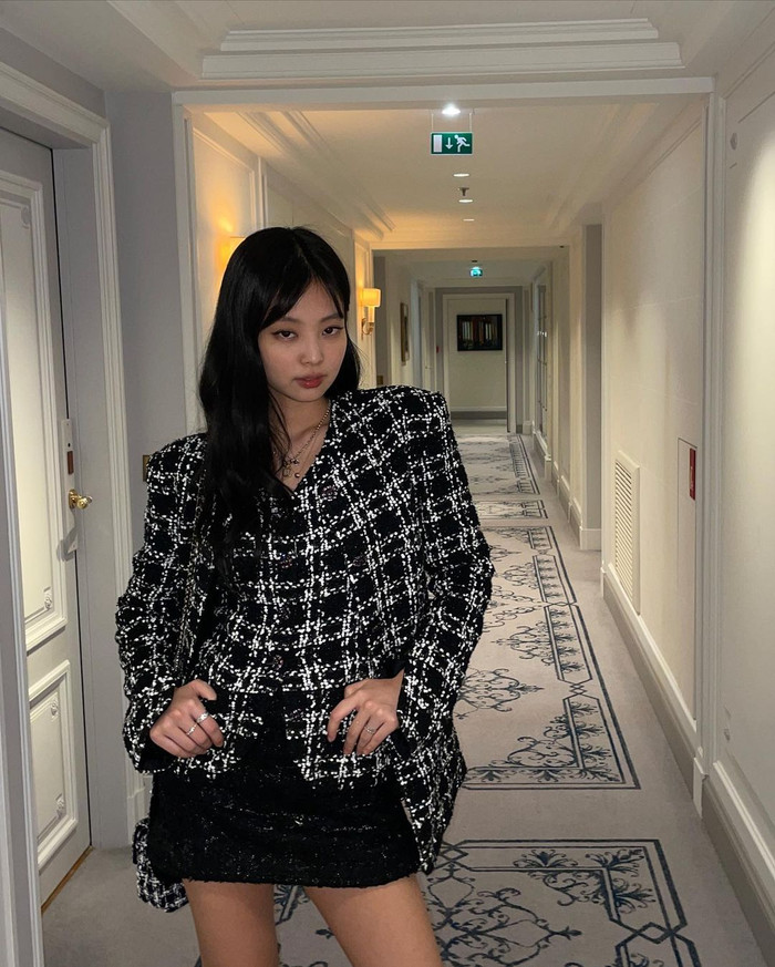 Thời gian gần đây, Jennie chuyển hướng hình ảnh gợi cảm, quyến rũ. Do đó, những trang phục được cô lựa chọn cũng thuộc form dáng ngắn, thiết kế ôm sát, đôi lúc có những đường cắt khoét táo bạo.