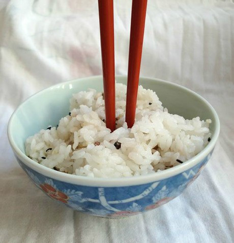 Kiêng kỵ cắm đũa vào bát cơm trong tháng cô hồn