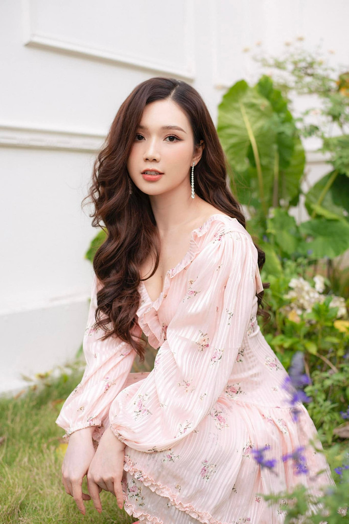 'Tiểu tam' từng bị cả nước ghét khoe dáng nóng bỏng trong bộ váy cắt xẻ sâu Ảnh 2