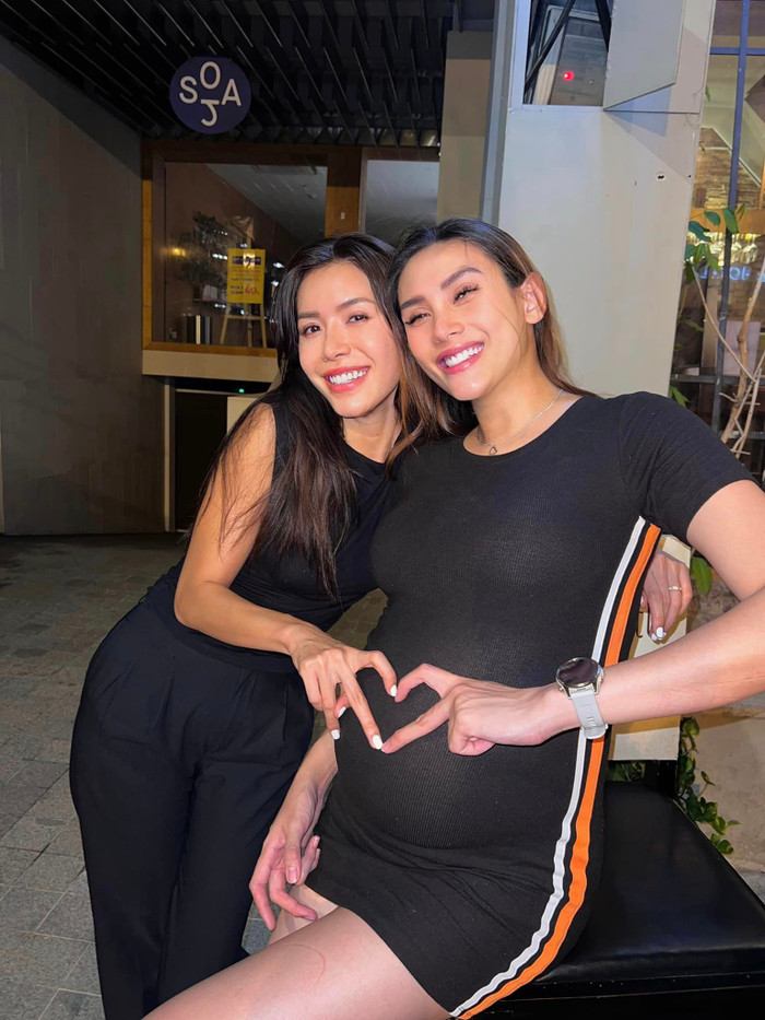 Minh Tú nhiệt tình 'xin vía' mang bầu từ Võ Hoàng Yến.