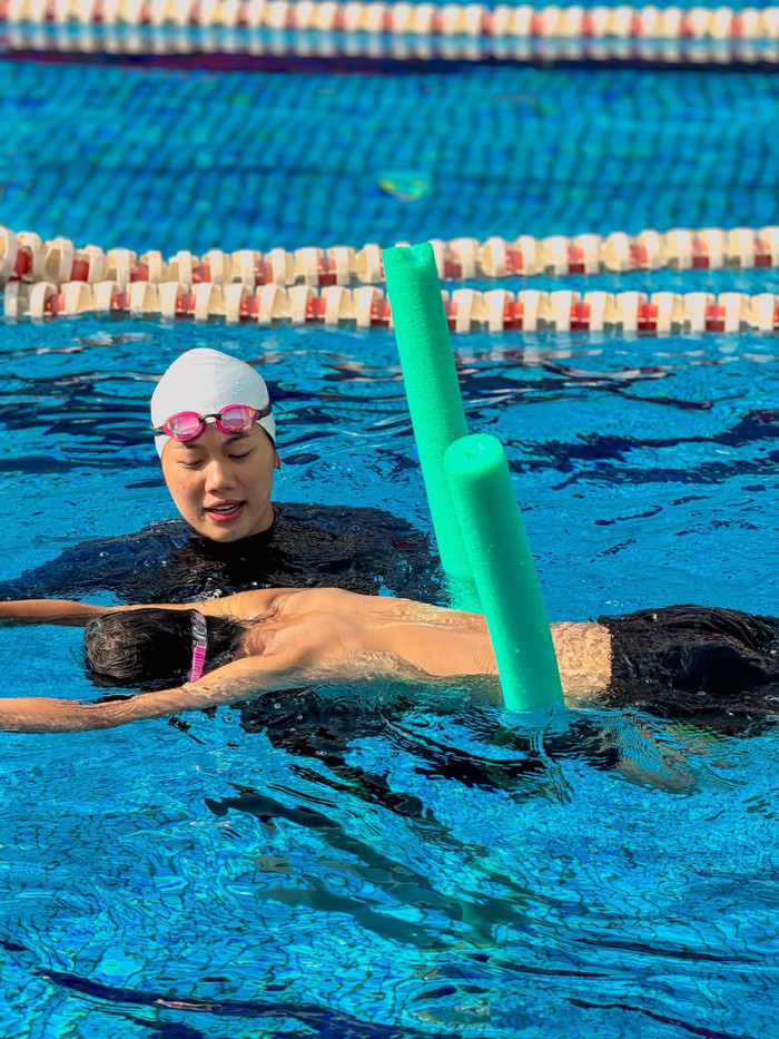 Ánh Viên đang dạy bơi cho các em nhỏ ở TPHCM. Ảnh: Nguyễn Thị Ánh Viên