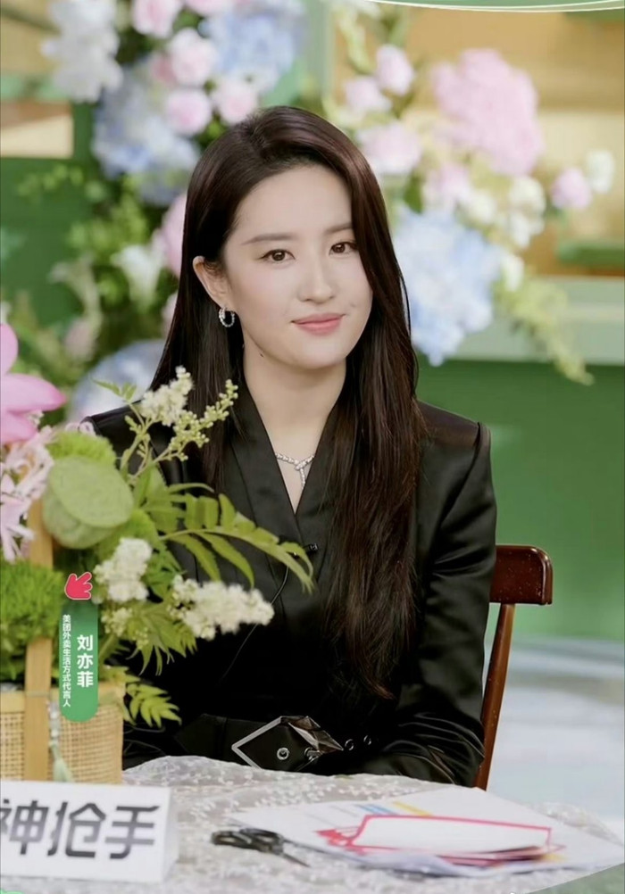 Lưu Diệc Phi lần đầu tiên đi livestream bán hàng Ảnh 1