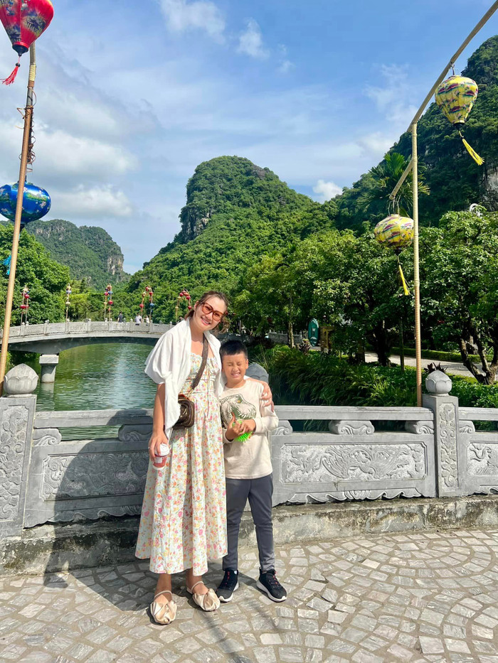 Cô dành thời gian để toàn tâm toàn ý chăm sóc con trai.