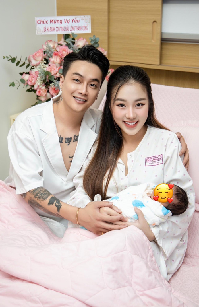 Khung ảnh gia đình hạnh phúc của TiTi (HKT) bên cạnh vợ và con trai vừa chào đời.