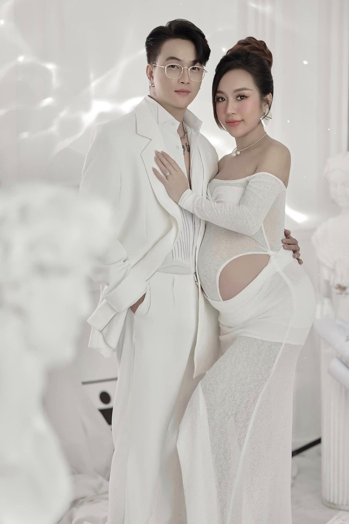 Thời điểm tổ chức lễ cưới, DJ Nhung Babie để lộ vòng 2 lùm lùm. Mãi cho đến gần ngày sinh, cô mới thoải mái chia sẻ 'tin vui'.